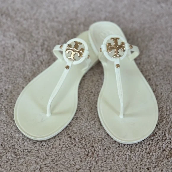 Tory Burch White and Gold Sandals with Iconic Logo - Picture 2 of 4